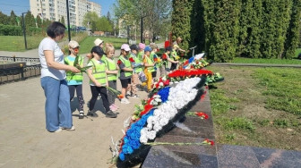 Возложение цветов в преддверии празднования 9 мая.
